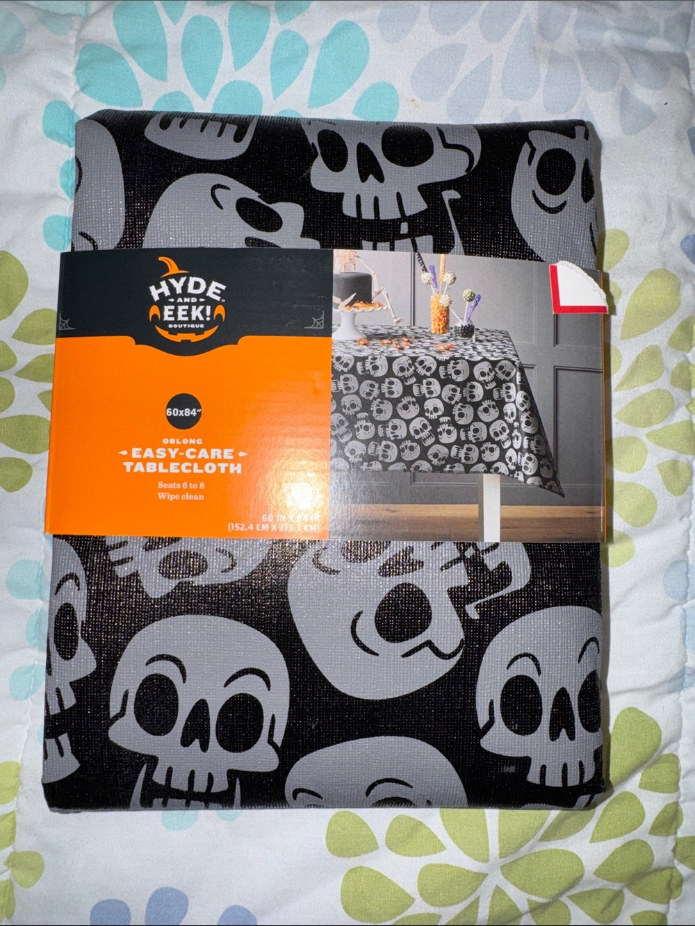 Hyde and eek boutique - Gray Skull Tablecloth - Easy-Care Halloween Tablecover